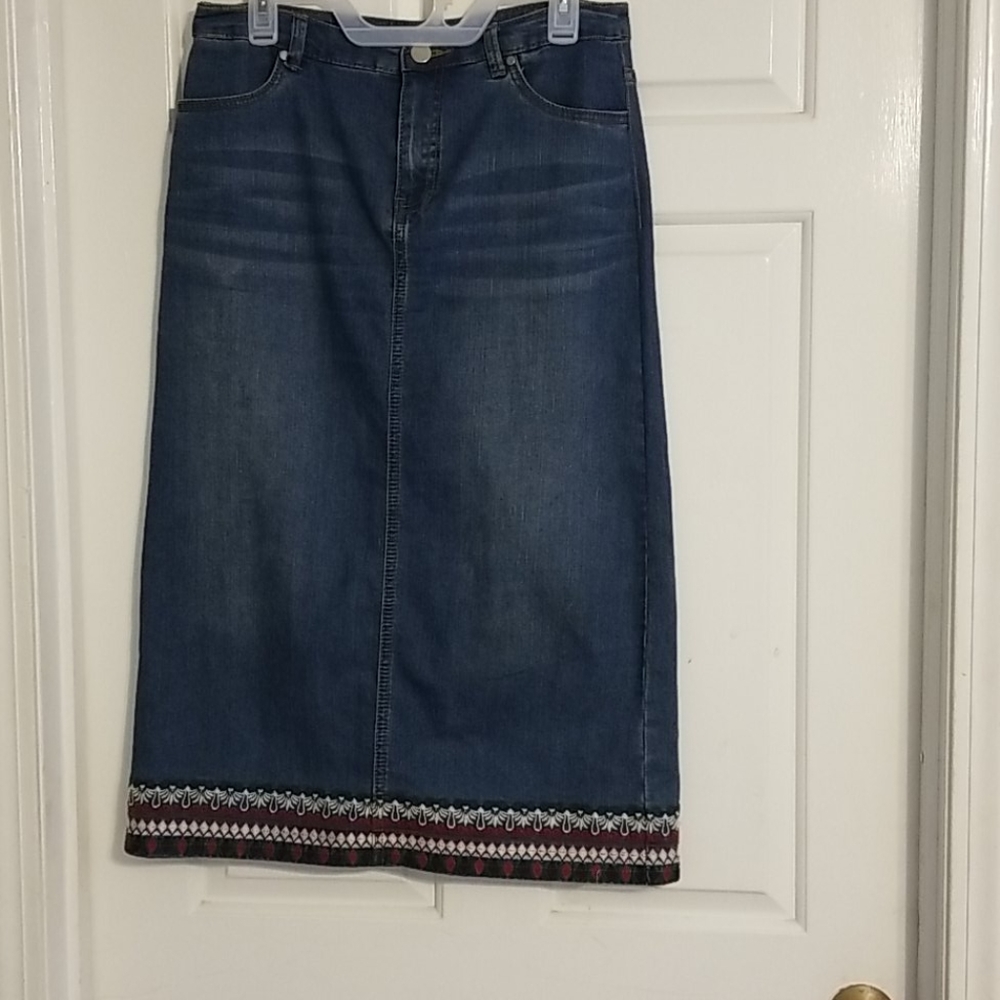 A size 8 jeans skirt embroidered at him